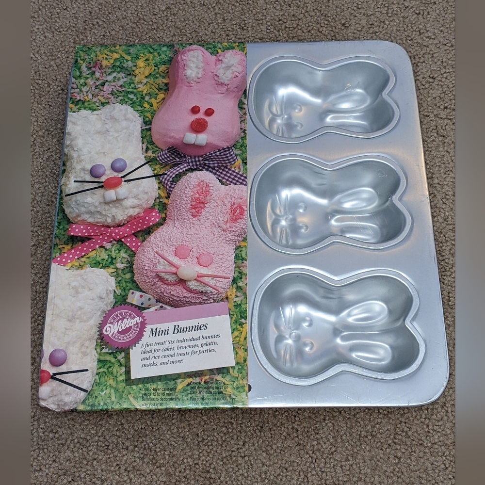 NWT Wilton Mini Bunnies Cake Pan makes 6 (5”x3.25”) bunnies
